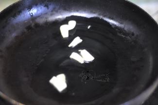 炒锅里倒入橄榄油，放入蒜片炒香。