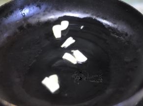 炒锅里倒入橄榄油，放入蒜片炒香。