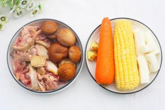①土鸡肉    500g
②香菇       8个
③胡萝卜  1根
④玉米       1根
⑤山药       1根
⑥姜           1块
⑦葱           1根