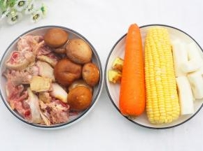 ①土鸡肉    500g
②香菇       8个
③胡萝卜  1根
④玉米       1根
⑤山药       1根
⑥姜           1块
⑦葱           1根