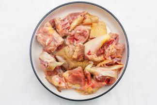 鸡肉洗净剁成块。