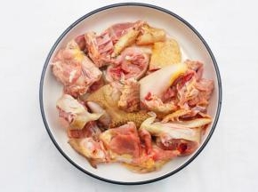 鸡肉洗净剁成块。
