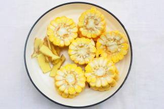 玉米切断，姜切片。