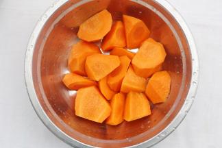 胡萝卜切滚刀块。