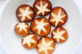 香菇盐水洗净切花刀，焯水两分钟。