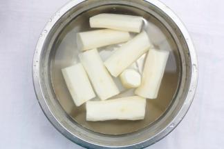 山药去皮洗净切断。