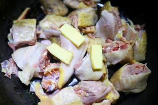 鸡肉放入锅中，加三片姜。