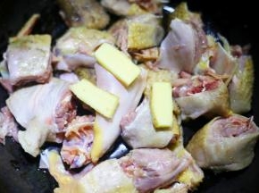 鸡肉放入锅中，加三片姜。
