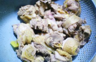 捞出净水洗净沥干。