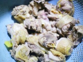 捞出净水洗净沥干。