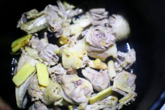 再下油锅翻炒炸一下。