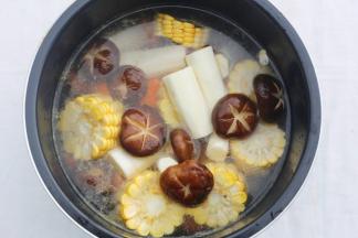 加入没过食材的水，开启煲汤模式。