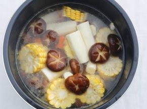 加入没过食材的水，开启煲汤模式。