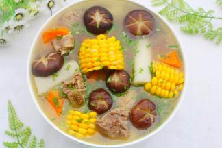 出锅前加一勺盐，撒上葱花，超级鲜香，营养美味的山药香菇玉米土鸡汤就炖好了。