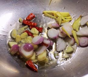 油锅烧热，放入洋葱生姜大蒜红辣椒爆香