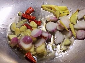 油锅烧热，放入洋葱生姜大蒜红辣椒爆香