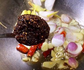 放入麻辣小龙虾酱料