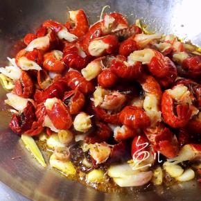 放入虾尾翻炒均匀