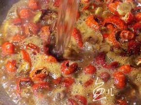 添水，大火煮沸，中火煮15分钟