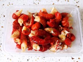 小龙虾尾解冻，清洗两遍，沥干水分