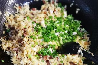 撒入葱花，拌匀即可。