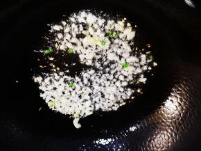 锅中倒入油和蒜末，翻炒片刻