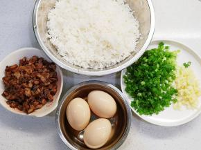 叉烧切丁、葱切碎、蒜头剁碎备用