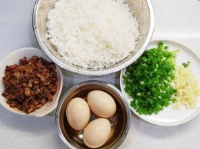 叉烧切丁、葱切碎、蒜头剁碎备用