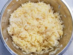 蛋黄将米饭包裹着