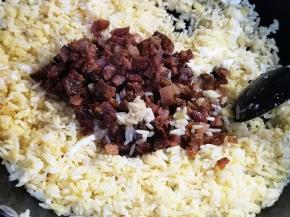 加入叉烧丁，快速翻炒