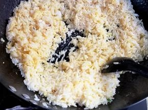 倒入米饭翻炒