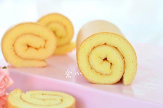 之后切掉两头 ，美味松软的小四卷就做好啦