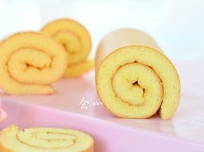 之后切掉两头 ，美味松软的小四卷就做好啦