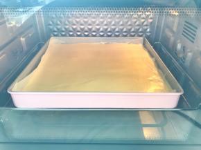 入烤箱150度烘烤30分钟，表面微微上色即可
