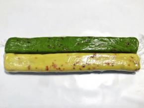 桌面铺上一张保鲜膜，先将一份面糊倒在保鲜膜上，整理成条，再铺一张保鲜膜，将另外一份面糊也整理成条