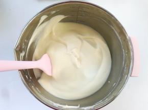 之后将翻拌均匀的面糊倒回到蛋白霜内，继续翻版均匀
