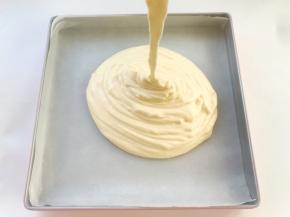 将翻拌均匀的面糊抬高倒入方盘内

