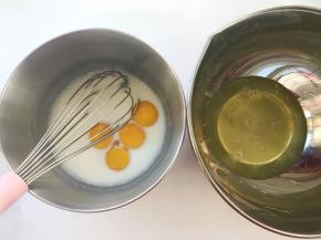 分离鸡蛋，蛋白打至干净的容器内，蛋黄加入到乳化的玉米油中