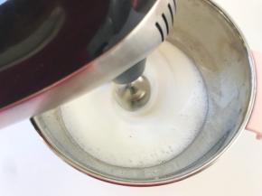 蛋白加几滴，分次加入细砂糖将蛋白打发至湿性发泡
