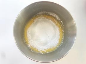 过筛低筋面粉

