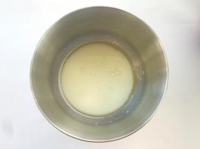 准备2个容器，分别擦干净，一个容器内加入牛奶跟玉米油

