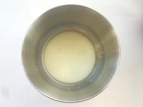 准备2个容器，分别擦干净，一个容器内加入牛奶跟玉米油
