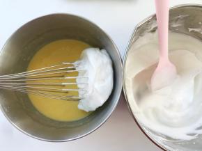 预热烤箱150度，先取一小部分打发好的蛋白霜翻拌均匀
