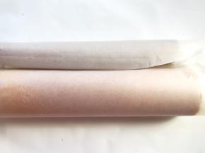 用擀面杖卷起底下的油纸，利用擀面杖的力度将蛋糕卷起来
