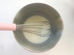 用蛋抽快速搅拌均匀，将牛奶跟玉米油搅拌至乳化状态，表面看不到油点颗粒即可
