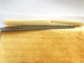 用锯齿刀斜着将蛋糕两侧对角边裁出个斜角
