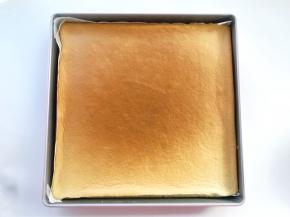 之后将烘烤好的蛋糕取出，从模具内取出撕掉四周的油纸，放到晾晒网上降温
