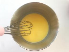 用蛋抽搅拌均匀
