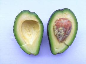 牛油果切开拧出果肉。