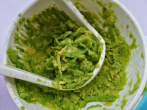 捣成泥加丁点盐和黑胡椒。鸡蛋煎熟。